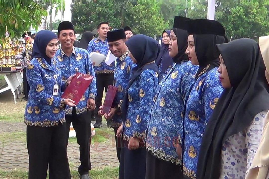 Bupati Kendal, Dyah Kartika Permanasari saat memberikan penghargaan kepada guru berprestasi seusai upacara peringatan Hari KORPRI ke-54 yang dirangkai dengan Hari Guru Nasional, Senin (1/12/2025) di alun-alun Kendal