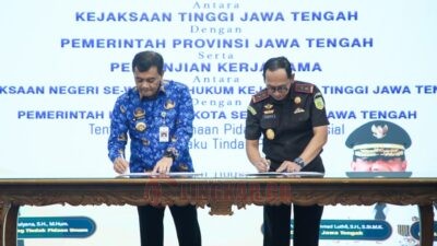 Gubernur Jawa Tengah, Ahmad Luthfi dan Plt Sekretaris Jaksa Agung Muda Bidang Tindak Pidana Umum (Jampidum), Undang Mogupal saat menandatangani MoU tentang pidana kerja sosial. Foto: dokumentasi