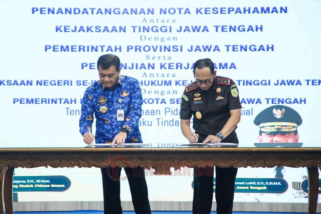 Gubernur Jawa Tengah, Ahmad Luthfi dan Plt Sekretaris Jaksa Agung Muda Bidang Tindak Pidana Umum (Jampidum), Undang Mogupal saat menandatangani MoU tentang pidana kerja sosial. Foto: dokumentasi