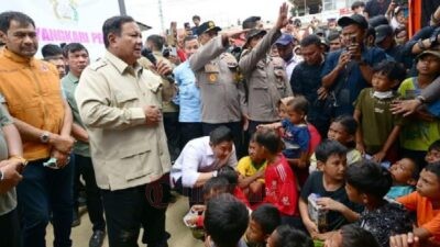 Presiden Prabowo Subianto mengunjungi Kabupaten Aceh Tamiang, Provinsi Aceh, meninjau posko pengungsian di wilayah terdampak bencana pada Jumat (12/12/2025). Foto: dokumentasi Setpres.