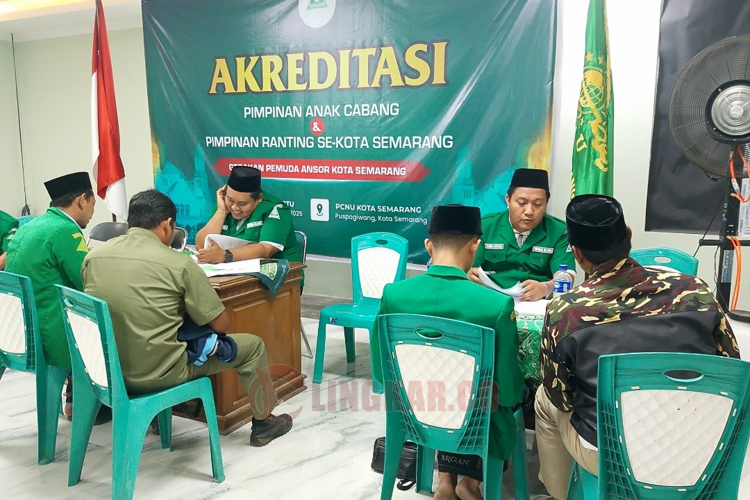 Tim asesor PW GP Ansor Jateng saat mengecek administrasi dan wawancara dalam akreditasi 14 PAC GP Ansor di gedung PCNU Kota Semarang, Jum'at (12/12/2025). Foto: Rifqi/Lingkar.co