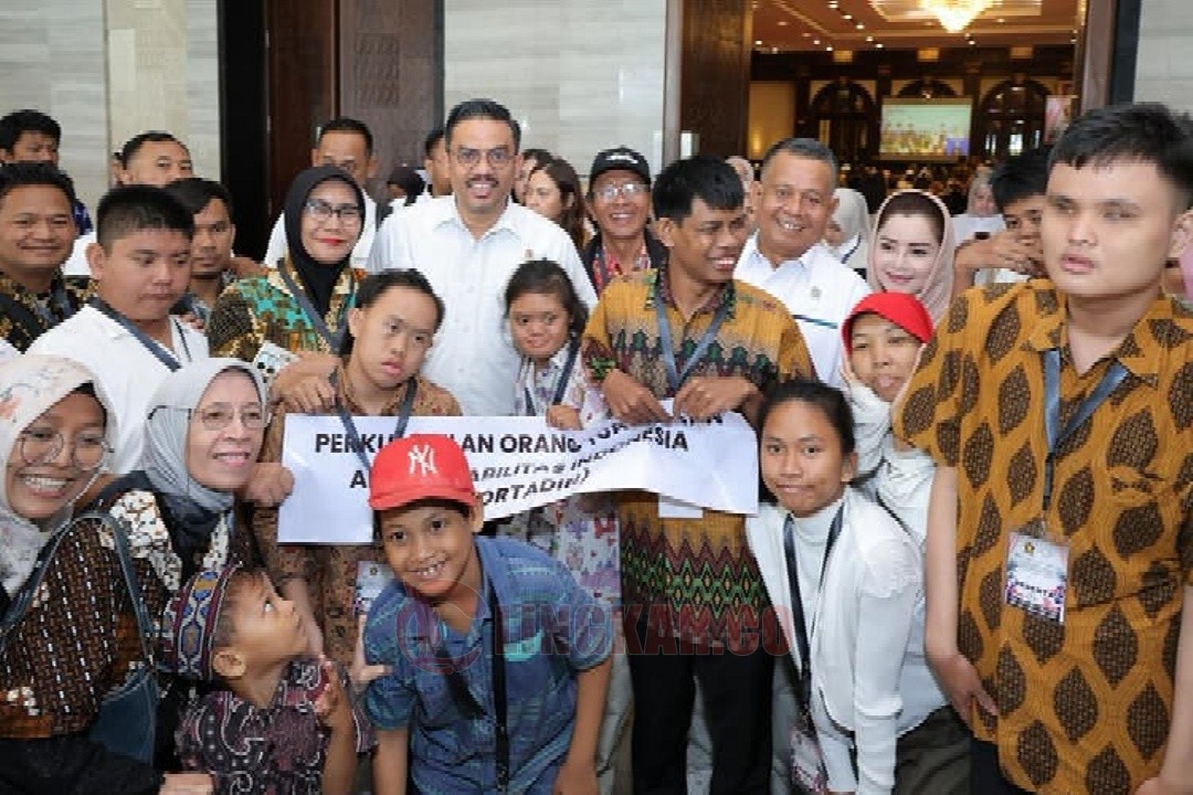 Menteri UMKM Maman Abdurahman saat menghadiri peringatan Hari Disabilitas Internasional 2025 di Jakarta, Senin (8/12/2025)