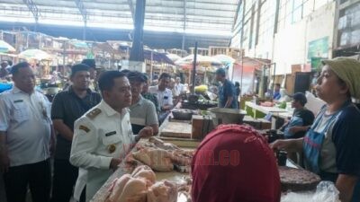 Wakil Bupati Pekalongan, Sukirman saat melakukan sidak di Pasar Kesesi. Foto: dokumentasi