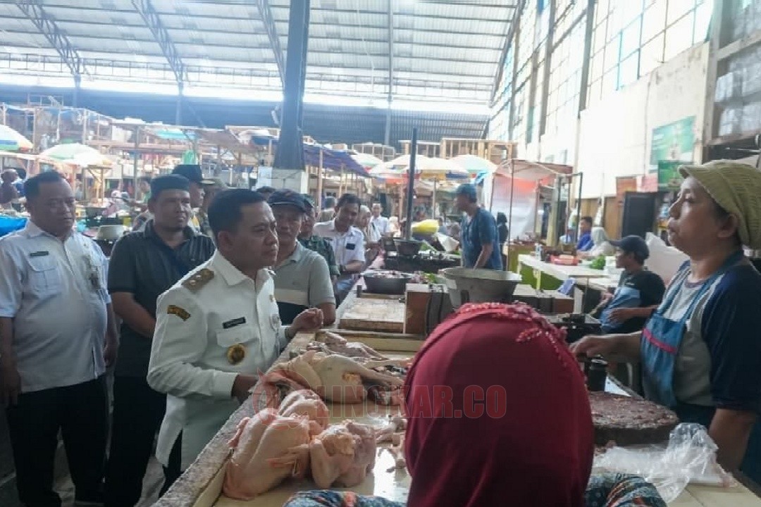 Wakil Bupati Pekalongan, Sukirman saat melakukan sidak di Pasar Kesesi. Foto: dokumentasi