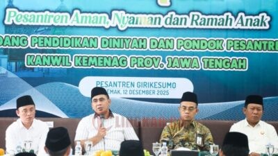 Wakil Gubernur Jawa Tengah, Taj Yasin Maimoen saat menghadiri halaqah bertema Pesantren Aman, Nyaman, dan Ramah Anak yang digelar di Pondok Pesantren Girikesumo, Kecamatan Mranggen, Kabupaten Demak pada Jumat (12/12/2025).