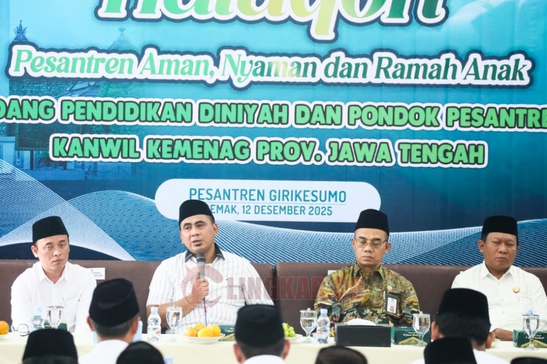Wakil Gubernur Jawa Tengah, Taj Yasin Maimoen saat menghadiri halaqah bertema Pesantren Aman, Nyaman, dan Ramah Anak yang digelar di Pondok Pesantren Girikesumo, Kecamatan Mranggen, Kabupaten Demak pada Jumat (12/12/2025).