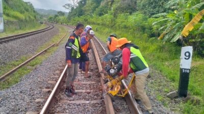 Para petugas saat menyelesaikan penggantian rel PT KAI Daop 5 Purwokerto. Foto: dokumentasi