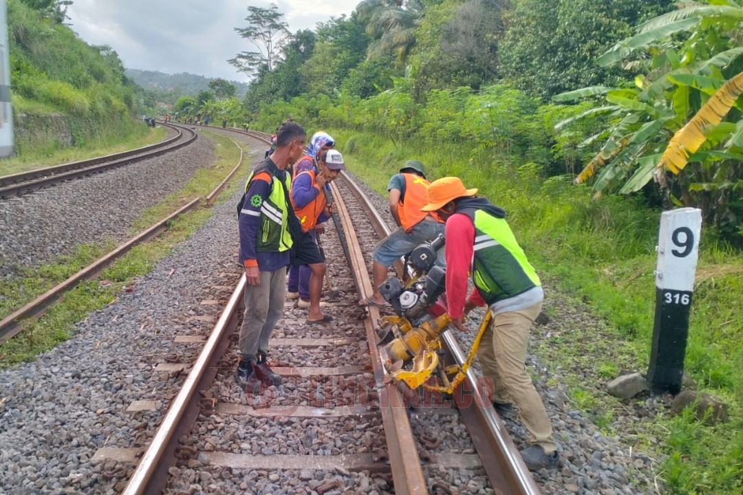 Para petugas saat menyelesaikan penggantian rel PT KAI Daop 5 Purwokerto. Foto: dokumentasi
