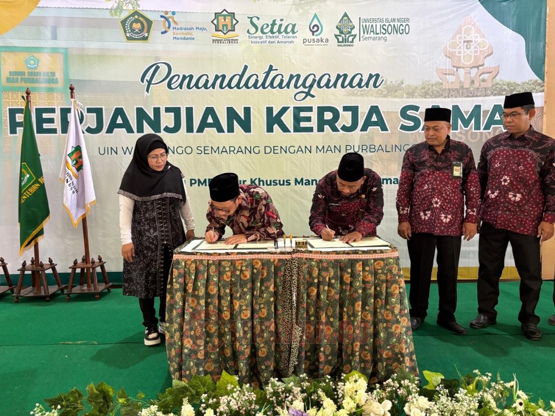 Wakil Rektor Bidang Akademik dan Kelembagaan UIN Walisongo, Prof Dr M Mukhsin Jamil, MAg dan Kepala MAN Purbalingga, Jahroni, MPdI saat meneken kerja sama Penerimaan Mahasiswa Baru Jalur Khusus Kemitraan. Foto: dokumentasi