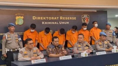 Konferensi pers kasus pengeroyokan 2 orang matel oleh 6 oknum anggota polisi di Mapolda Metro Jaya, Jumat (12/12/2025).