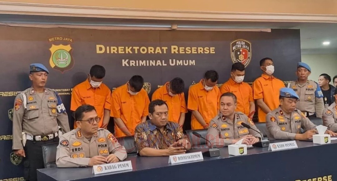 Konferensi pers kasus pengeroyokan 2 orang matel oleh 6 oknum anggota polisi di Mapolda Metro Jaya, Jumat (12/12/2025).