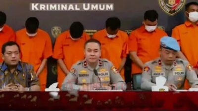 Konferensi pers kasus pengeroyokan 2 orang matel oleh 6 oknum anggota polisi di Mapolda Metro Jaya, Jumat (12/12/2025). Foto: istimewa