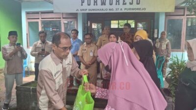 SIMBOLIS. Ketua Pewarta Purworejo secara simbolis menyerahkan bantuan kepada warga kurang mampu di lingkungan kantor Pewarta. Foto: Lukman/Lingkar.co