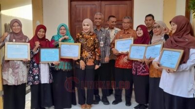 Bupati Kendal Dyah Kartika Permanasari berfoto bersama kepala satuan Sekolah Pendidikan penerima SK Sekolah Adiwiyata Kabupaten Kendal tahun 2025, Selasa (16/12/2025) di SMP Negeri 2 Pegandon. Foto: Yoedhi/Lingkar.co