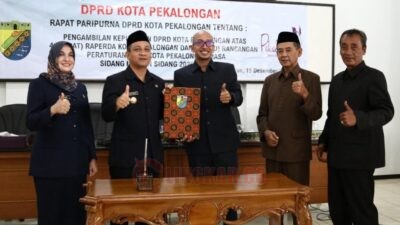 Wali Kota Pekalongan, A Afzan Arslan Djunaid dan Ketua DPRD M. Azmi Basyir berfoto bersama seusai rapat paripurna digelar di Gedung Diklat Kota Pekalongan, Senin (15/12/2025). Foto: dokumentasi
