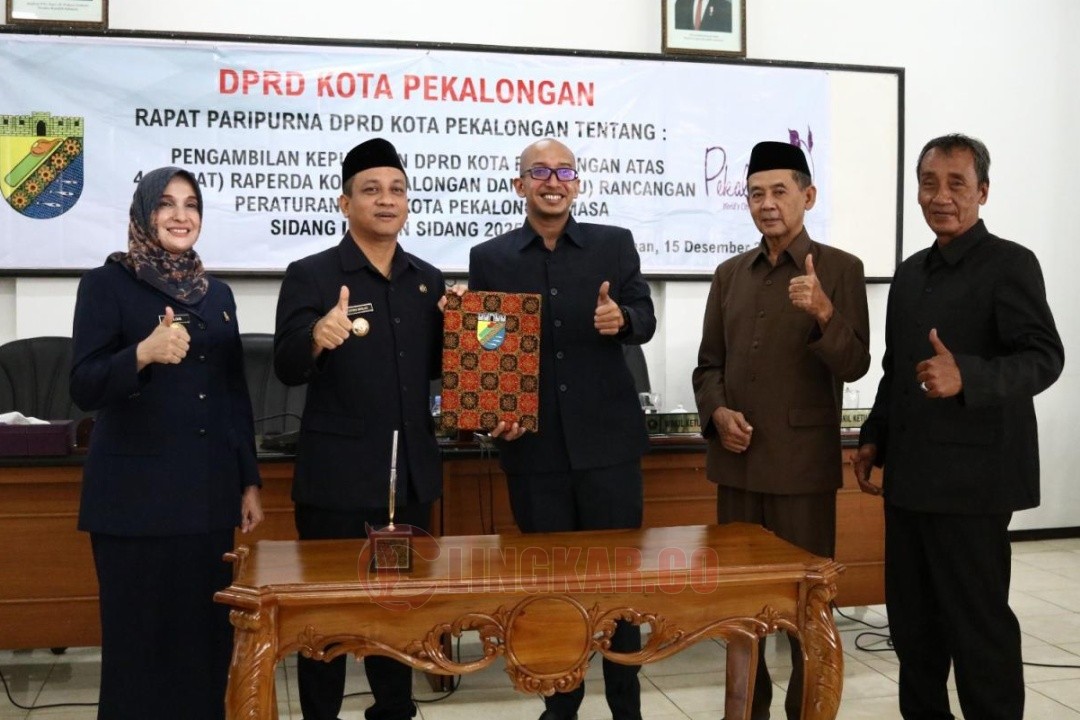 Wali Kota Pekalongan, A Afzan Arslan Djunaid dan Ketua DPRD M. Azmi Basyir berfoto bersama seusai rapat paripurna digelar di Gedung Diklat Kota Pekalongan, Senin (15/12/2025). Foto: dokumentasi