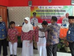 Pemkab Kendal Bagikan Seragam Batik Gratis untuk Siswa SD