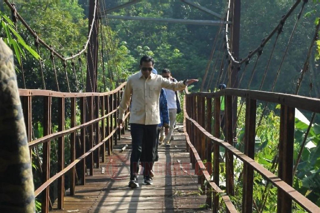 Wakil Bupati Batang Suyono pada Rabu (17/12/2025) saat meninjau langsung jembatan Si Guo. Foto: dokumentasi
