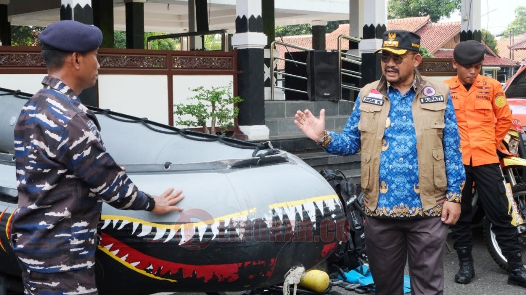 Bupati Pemalang, Anom Widiyantoro saat mengecek perlengkapan seusai apel Siaga Bencana. Foto: dokumentasi