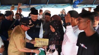 Kemensos menyerahkan santunan kepada 31 ahli waris korban meninggal dunia yang sudah selesai proses verifikasi, di Kantor Dinas Sosial P3A Kabupaten Pidie Jaya, Aceh pada hari Selasa (16/12/2025)