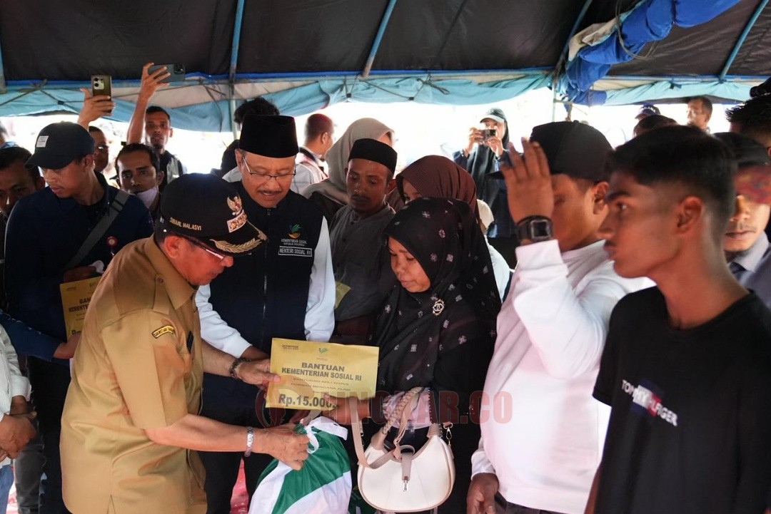 Kemensos menyerahkan santunan kepada 31 ahli waris korban meninggal dunia yang sudah selesai proses verifikasi, di Kantor Dinas Sosial P3A Kabupaten Pidie Jaya, Aceh pada hari Selasa (16/12/2025)