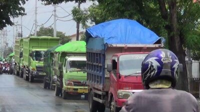 Truk angkutan barang yang melintas di Kabupaten Kendal. Foto: Yoedhi/Lingkar.co