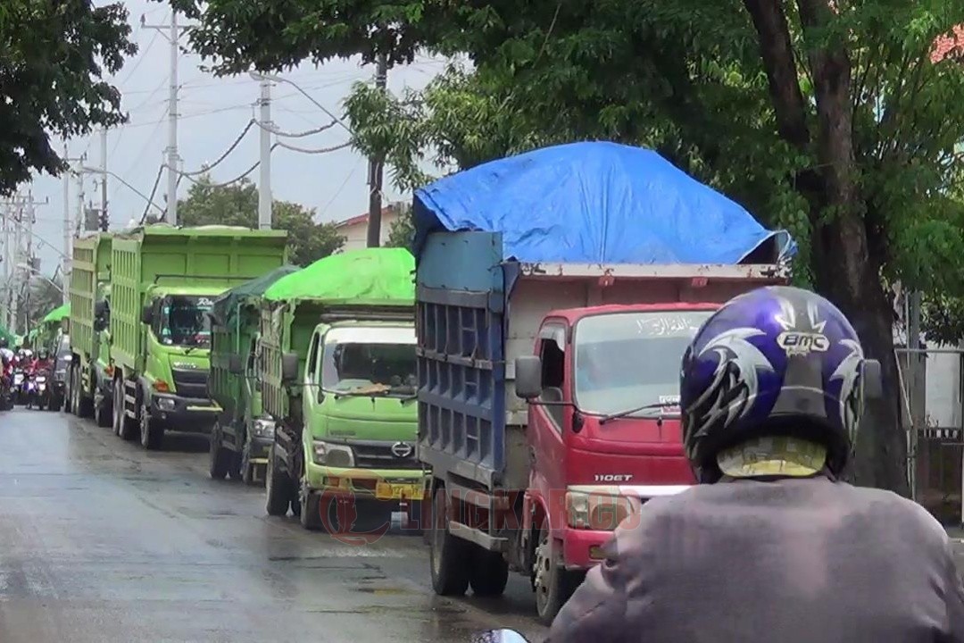Truk angkutan barang yang melintas di Kabupaten Kendal. Foto: Yoedhi/Lingkar.co