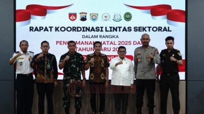 Wakil Bupati Kendal, Benny Karnadi berfoto bersama Forkopimda seusai rapat koordinasi lintas sektoral bersama jajaran Polres dan Kodim 0715/Kendal di Aula Mapolres Kendal, Kamis (18/12/2025).