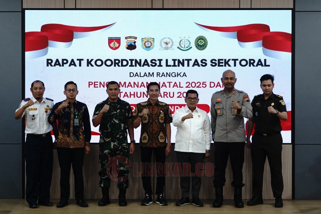 Wakil Bupati Kendal, Benny Karnadi berfoto bersama Forkopimda seusai rapat koordinasi lintas sektoral bersama jajaran Polres dan Kodim 0715/Kendal di Aula Mapolres Kendal, Kamis (18/12/2025).
