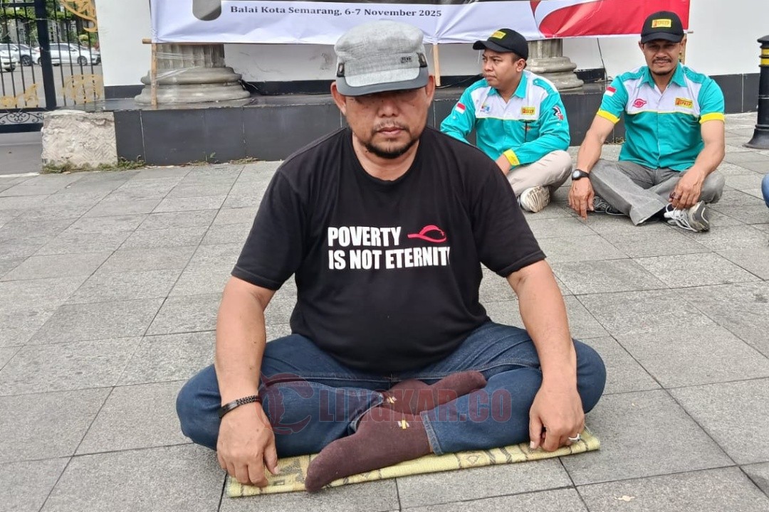 Aksi topo pepe ABJAT Jateng tuntut kenaikan upah 2026. Foto: istimewa