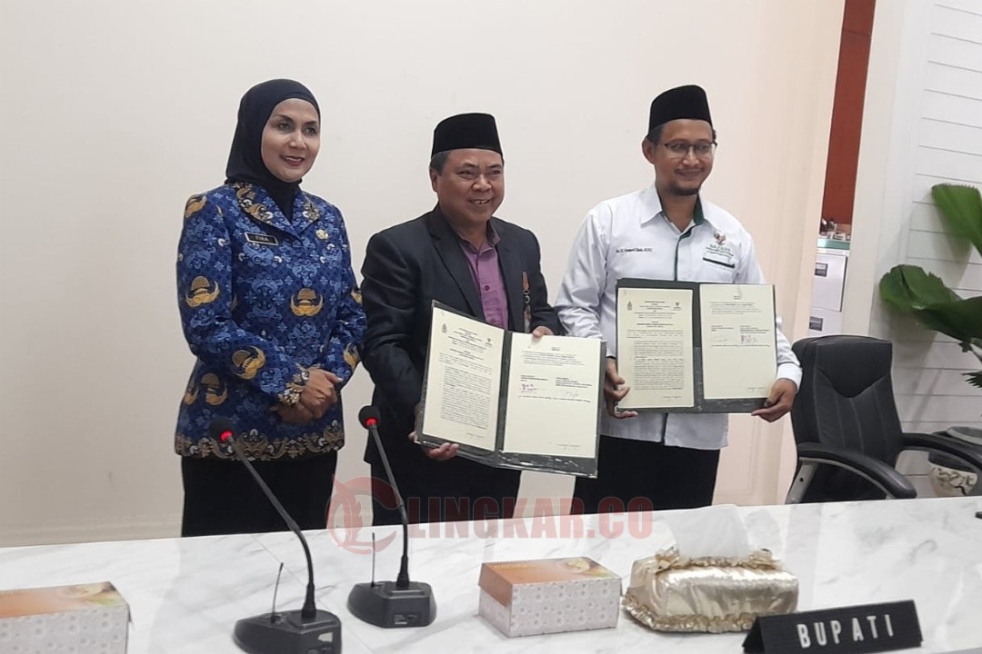 Foto bersama seusai penandatangan kerjasama antara Baznas Kendal dan UIN Walisongo Semarang di ruang Ngesti Widhi Pemkab Kendal, Rabu (17/12/2025) sore. Foto: Yoedhi/Lingkar.co