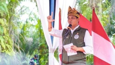 Menhut Raja Antoni di saat seremonial relokasi masyarakat Desa Bagan Limau, Sabtu (20/12/2025). Foto: dokumentasi