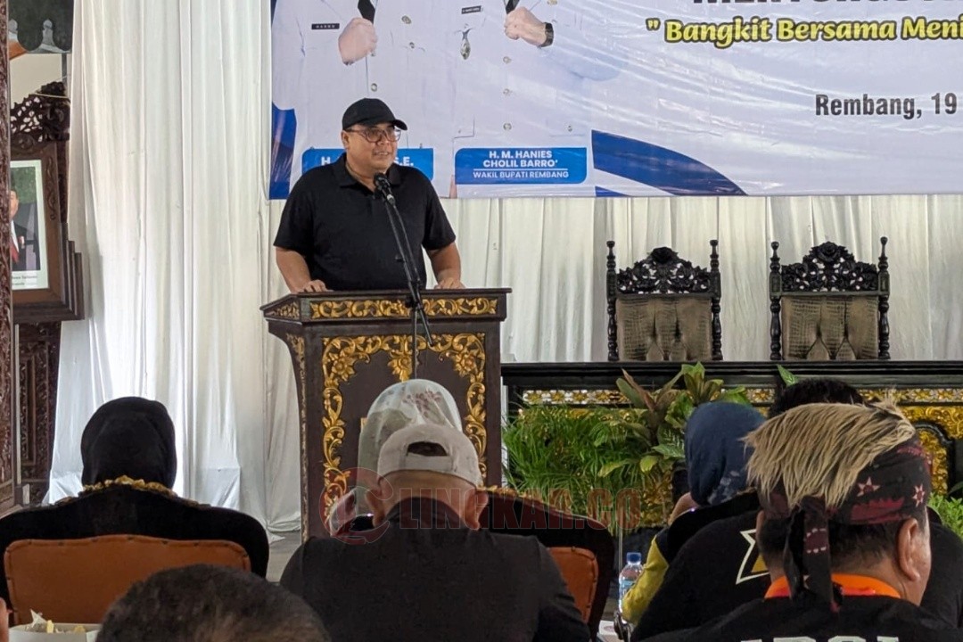 Wakil Bupati Rembang, Mochamad Hanies Cholil Barro’ saat membuka Rapat Kerja Kabupaten (Rakerkab) KONI Kabupaten Rembang 2025, di Pendapa Museum Kartini, Jumat (19/12/2025). Foto: dokumentasi