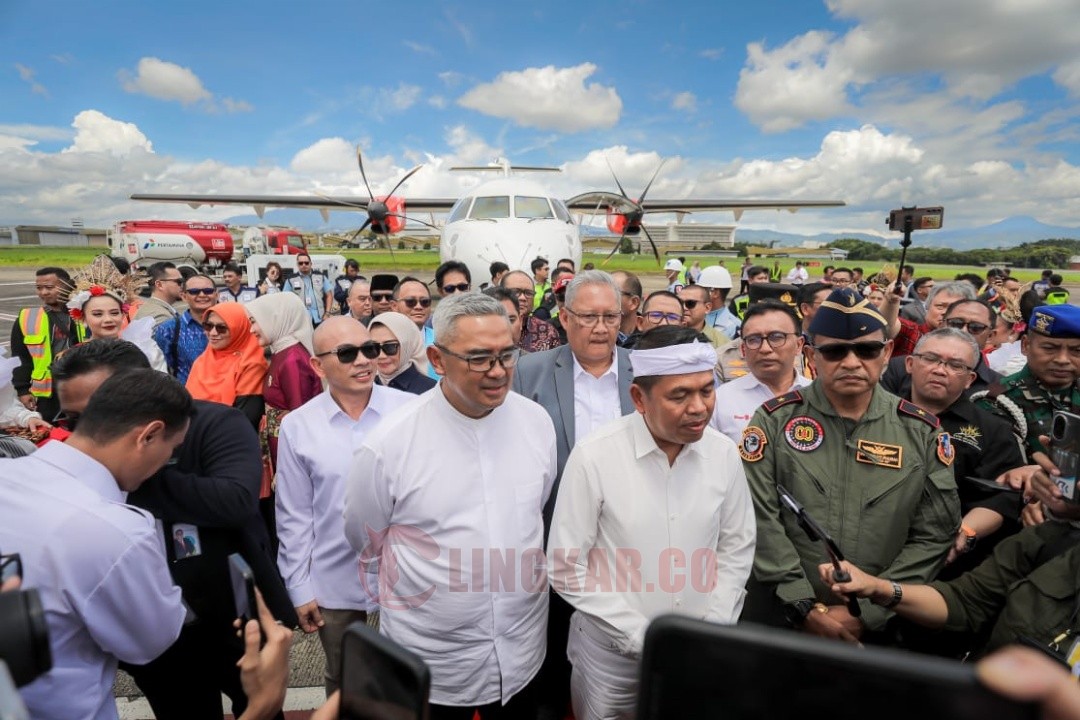 Gubernur Jawa Barat, Dedi Mulyadi dan Wali Kota Bandung, Muhammad Farhan saat menghadiri penerbangan perdana ke Semarang. Foto: dokumentasi/istimewa