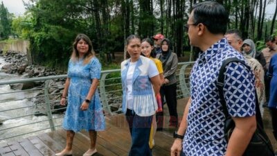 Wakil Menteri Pariwisata Ni Luh Puspa meninjau langsung kesiapan destinasi wisata di Enchanting Valley by Taman Safari, Bogor, Jawa Barat, Sabtu (20/12/2025). Foto: dokumentasi