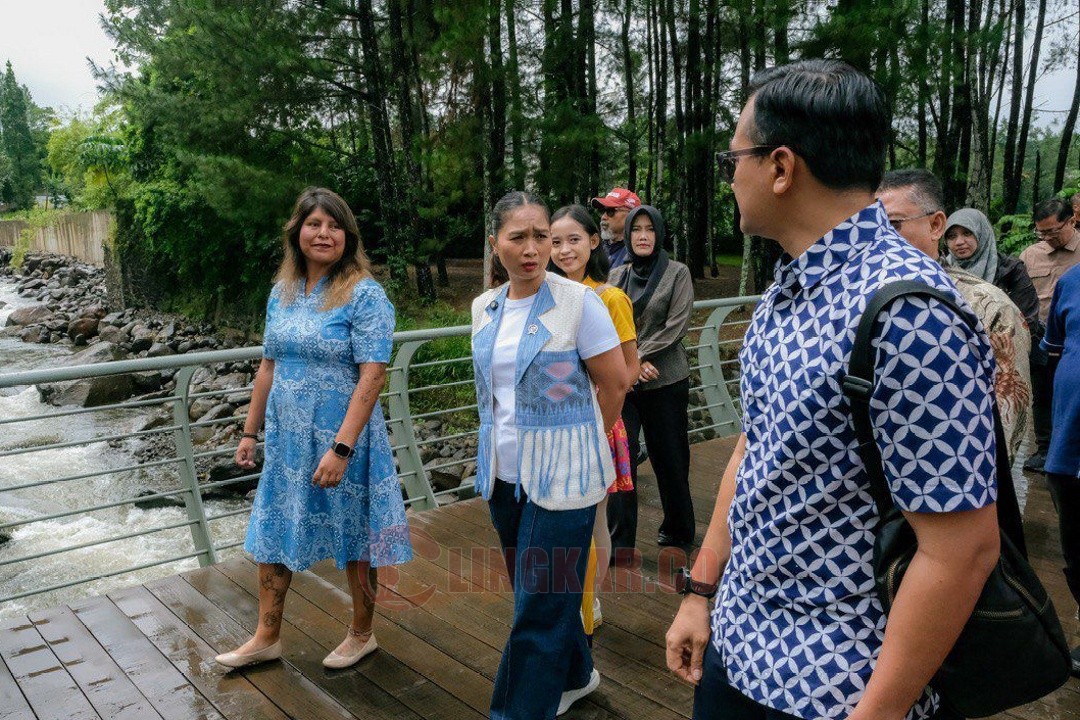 Wakil Menteri Pariwisata Ni Luh Puspa meninjau langsung kesiapan destinasi wisata di Enchanting Valley by Taman Safari, Bogor, Jawa Barat, Sabtu (20/12/2025). Foto: dokumentasi