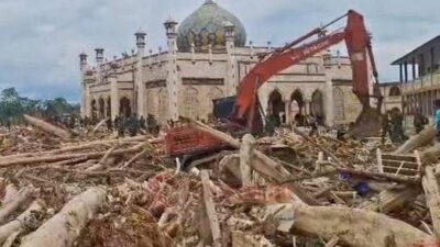 Eskavator UPT Kementerian Kehutanan Wilayah Aceh saat melakukan pembersihan kayu pascabanjir. Foto: dokumentasi/istimewa