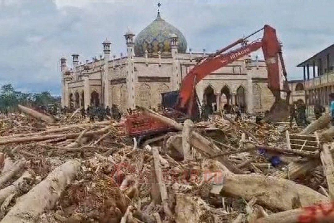 Eskavator UPT Kementerian Kehutanan Wilayah Aceh saat melakukan pembersihan kayu pascabanjir. Foto: dokumentasi/istimewa