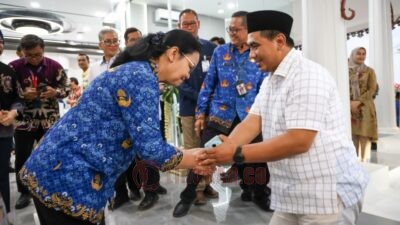 Wakil Gubernur Jawa Tengah Taj Yasin Maimoen bersalaman dengan Wali Kota Semarang Agustina Wilujeng Pramestuti dalam kegiatan Peresmian Wajah Baru BTN Kantor Wilayah Jateng DIY dan Digital Store Karang Ayu Semarang, Senin (1/12/2025). Foto: dokumentasi