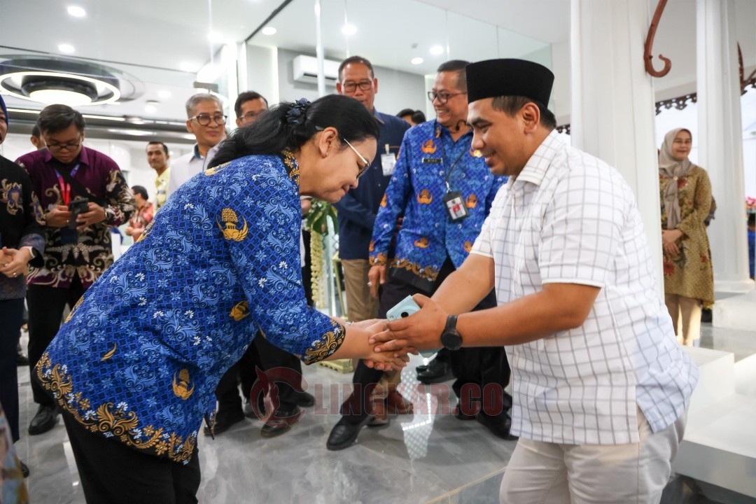 Wakil Gubernur Jawa Tengah Taj Yasin Maimoen bersalaman dengan Wali Kota Semarang Agustina Wilujeng Pramestuti dalam kegiatan Peresmian Wajah Baru BTN Kantor Wilayah Jateng DIY dan Digital Store Karang Ayu Semarang, Senin (1/12/2025). Foto: dokumentasi