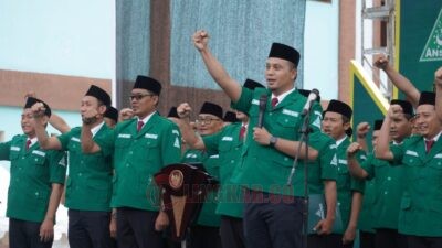 Ketua Umum PW GP Ansor Jateng Muhammad Shidqon Prabowo bersama para pengurus melakukan salam komando dalam pelantikan beberapa waktu lalu. Foto: dokumentasi