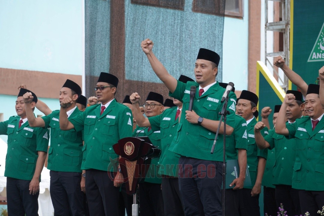Ketua Umum PW GP Ansor Jateng Muhammad Shidqon Prabowo bersama para pengurus melakukan salam komando dalam pelantikan beberapa waktu lalu. Foto: dokumentasi