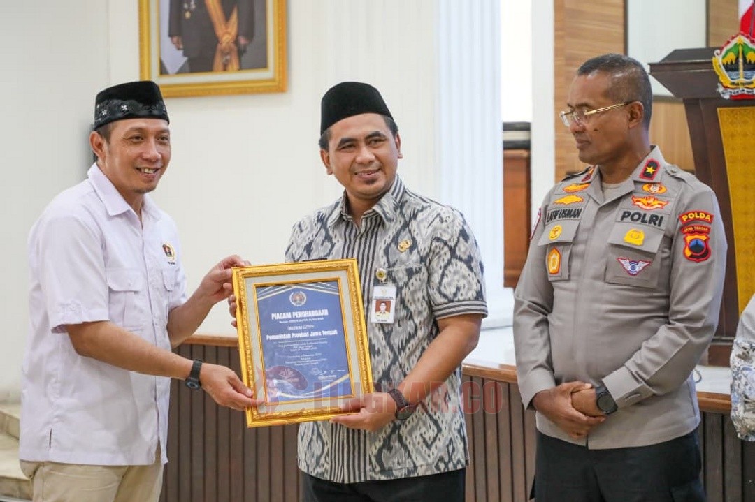 Wakil Gubernur Jawa Tengah Taj Yasin Maimoen saat menerima kenang-kenangan dalam pelantikan pengurus PWI Jawa Tengah Periode 2025-2030, di Wisma Perdamaian Semarang, Selasa (2/12/2025). Foto: dokumentasi/istimewa