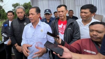 Menteri Lingkungan Hidup, Hanif Faisol Nurofiq saat melakukan peninjauan strategis ke lokasi rencana pembangunan fasilitas Pengolahan Sampah menjadi Energi Listrik (PSEL) di Desa Galuga, Kabupaten Bogor, Minggu (21/12/2025). Foto: dokumentasi