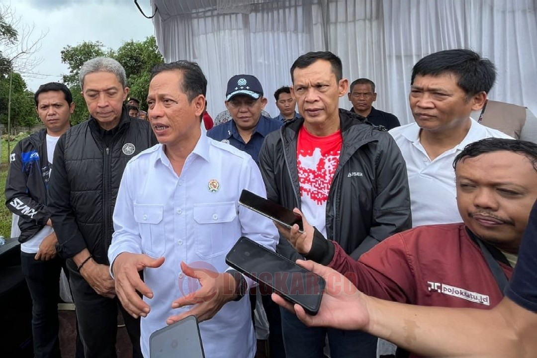 Menteri Lingkungan Hidup, Hanif Faisol Nurofiq saat melakukan peninjauan strategis ke lokasi rencana pembangunan fasilitas Pengolahan Sampah menjadi Energi Listrik (PSEL) di Desa Galuga, Kabupaten Bogor, Minggu (21/12/2025). Foto: dokumentasi