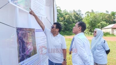 saat meninjau TPA Galuga bersama Wakil Bupati Bogor dan Wali Kota Bogor, di Cibungbulang, Ahad (22/12/2025).