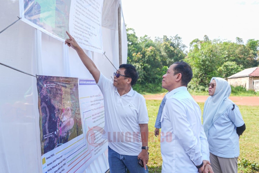 saat meninjau TPA Galuga bersama Wakil Bupati Bogor dan Wali Kota Bogor, di Cibungbulang, Ahad (22/12/2025).