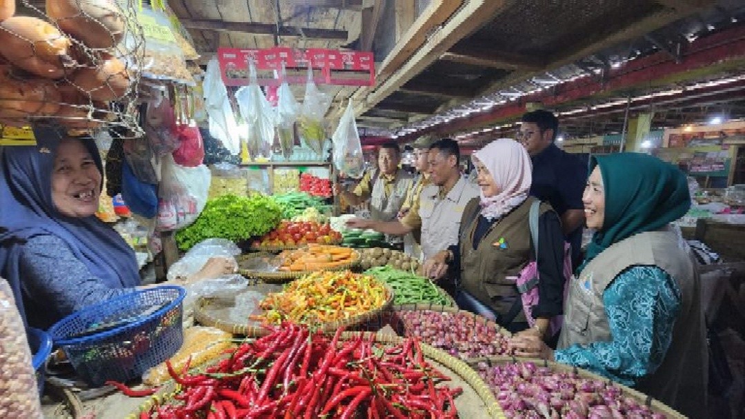 Pemkab Cilacap saat melakukan monitoring pengawasan pangan di sebuah pasar tradisional Cilacap. Foto: dokumentasi