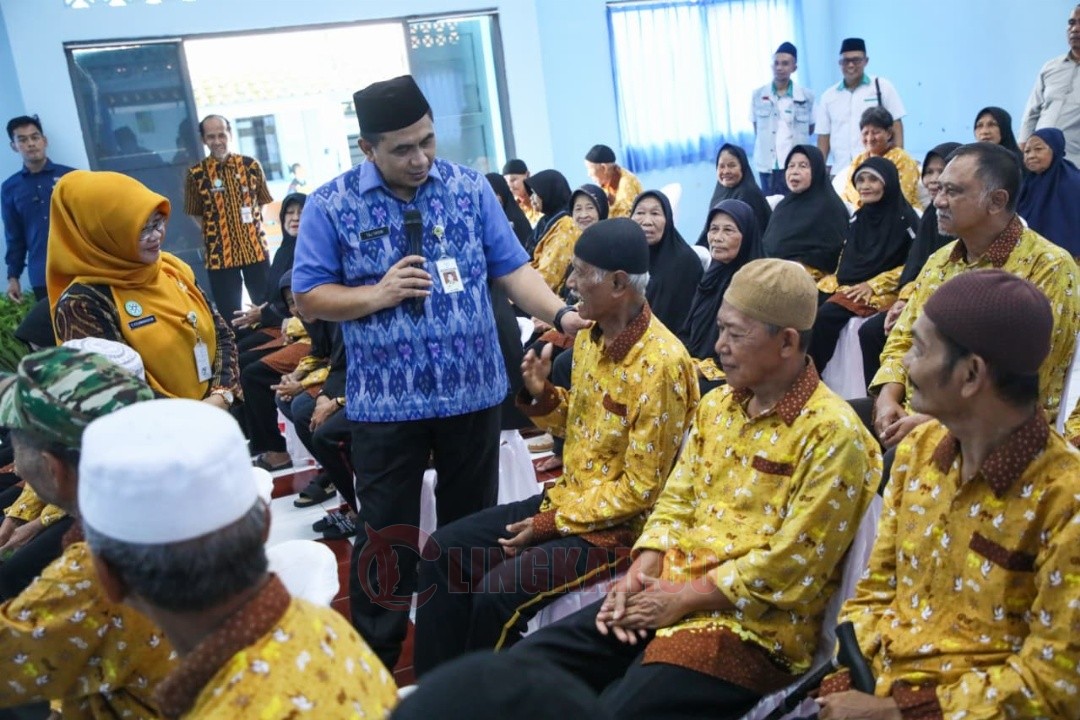 Wakil Gubernur Jawa Tengah, Taj Yasin Maimoen saat berdialog dengan warga binaan dalam peresmian Rumah Singgah Rehabilitasi Sosial PGOT di Kabupaten Banyumas, Selasa (23/12/2025).