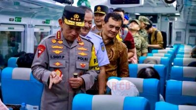 Gubernur Jateng, Ahmad Luthfi saat mendampingi kunjungan kerja Kapolri Jenderal Listyo Sigit Prabowo ke Pos Pelayanan Nataru di Stasiun Tawang, Kota Semarang, Minggu (21/12/2025). Foto: dokumentasi